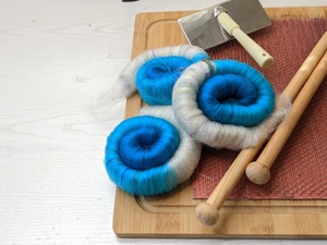 Rolags with a gradient from grey to blue